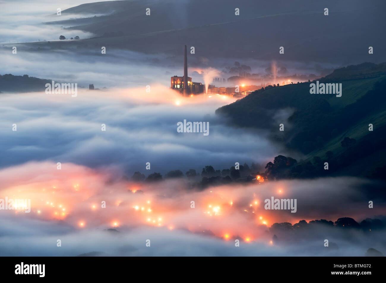 La cimenterie Lafarge & Lumières dans le brouillard, de Castleton Hope Valley, parc national de Peak District, Derbyshire, Angleterre, RU Banque D'Images