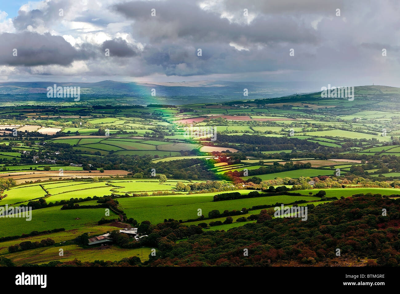 Un arc-en-ciel arcs sur le paysage d'un point de vue sur Bodmin Moor, Cornwall. Les collines de Dartmoor, dans le Devon, en arrière-plan. Banque D'Images