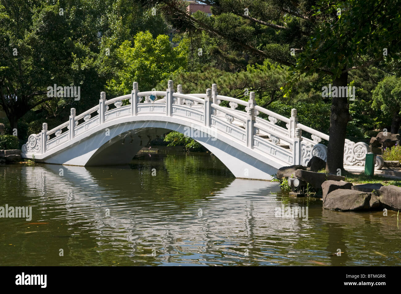 Pont en arc traditionnel dans un jardin chinois Taipei Taiwan Banque D'Images