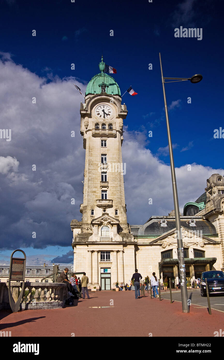 La tour de l'horloge à Gare de la gare de Limoges bénédictins en France Banque D'Images