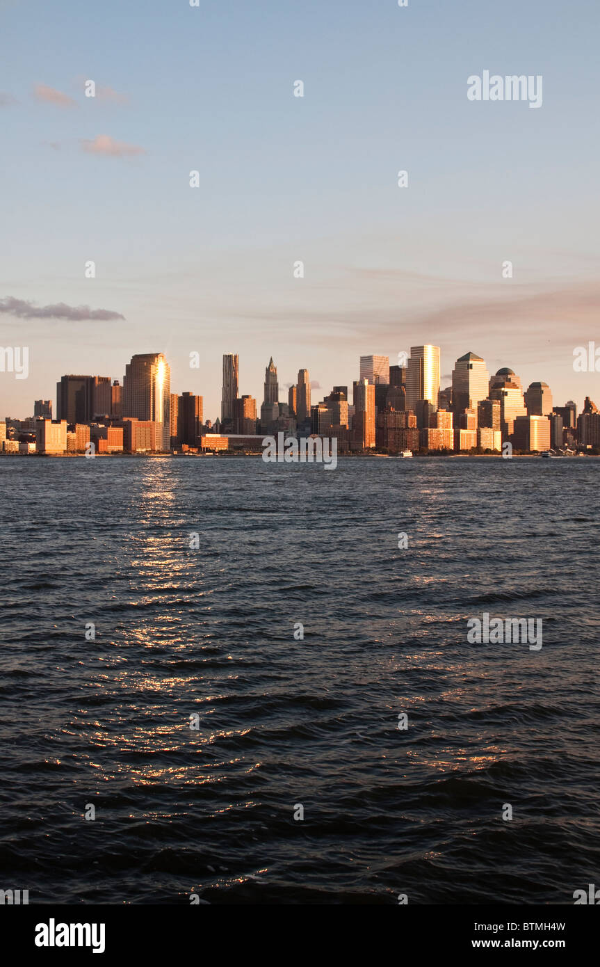 Vue sur le quartier financier de Manhattan à travers la rivière Hudson de Hoboken, NJ au coucher du soleil. Banque D'Images