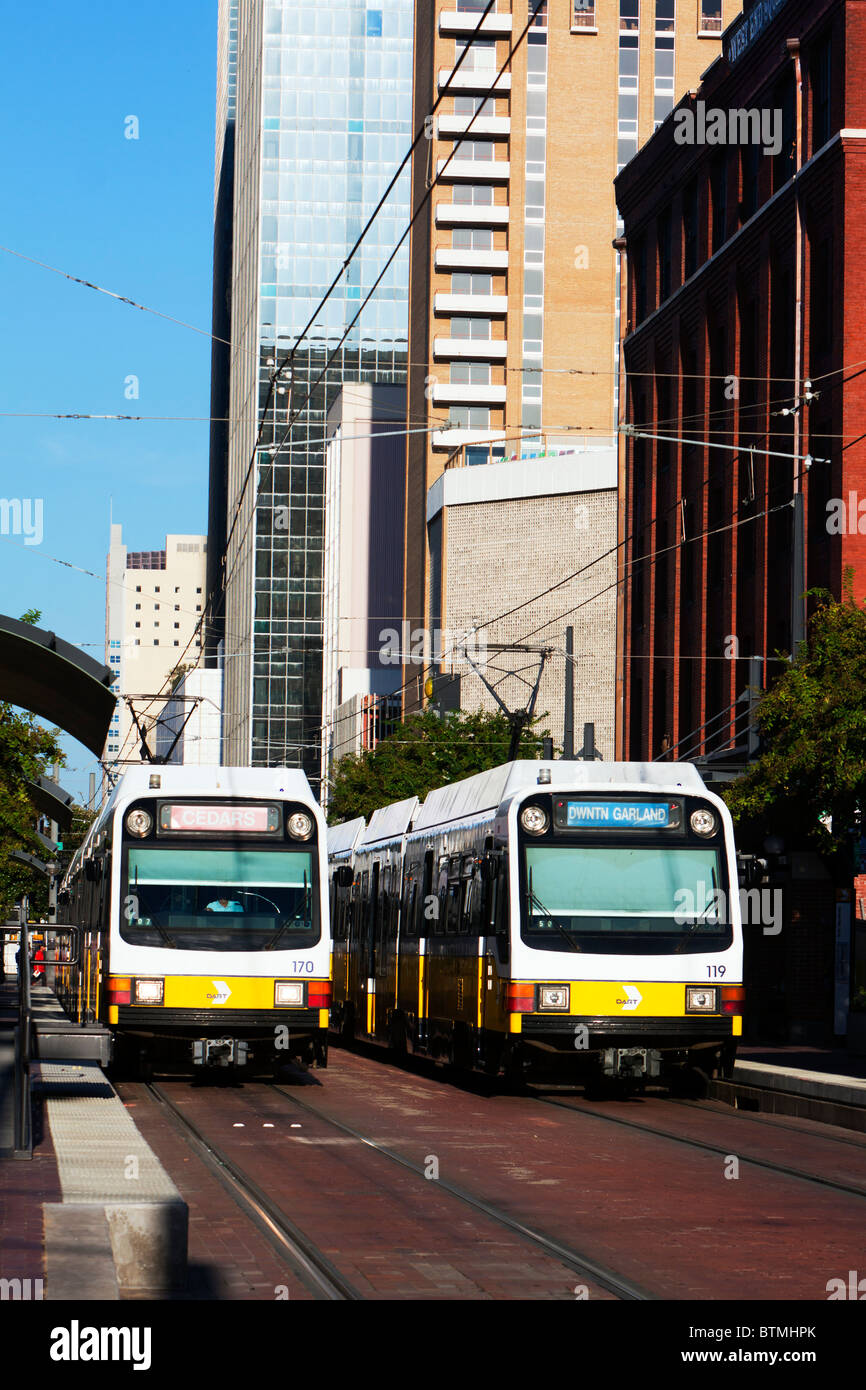 Dallas Area Rapid Transit (DART) des trains légers sur rail rencontrez dans le centre-ville de Dallas, au Texas. Banque D'Images