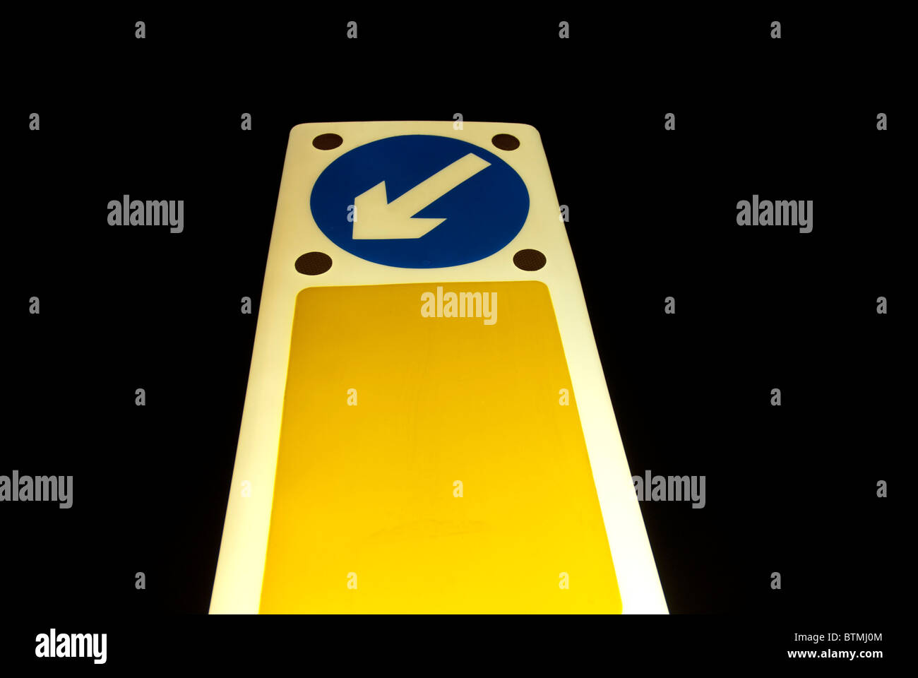 Nuit Allumé Arrow Sign Banque D'Images