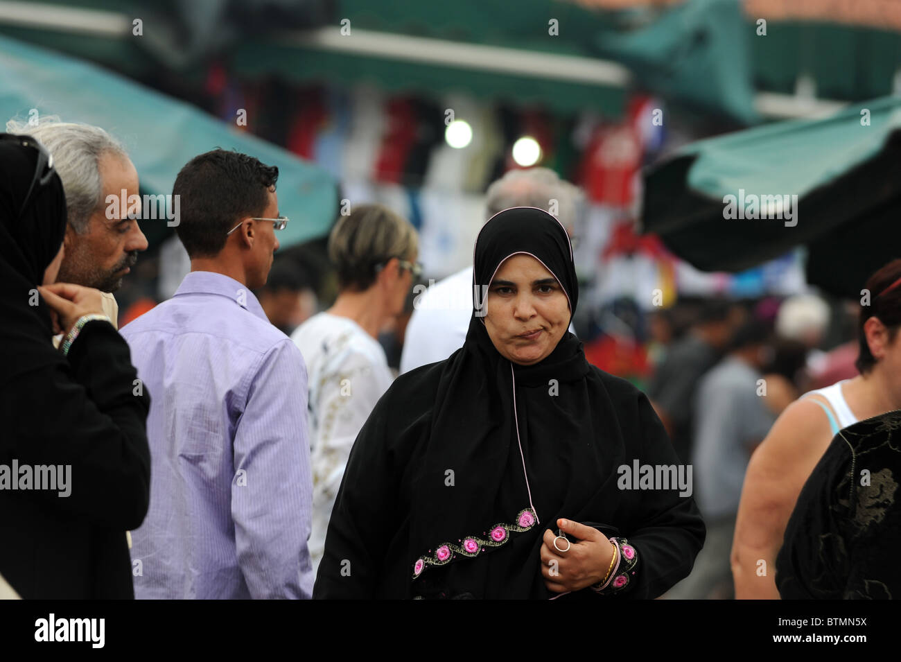 Le soir, à la place Djemaa el Fna où toute l'atmosphère est chargée de l'animation des activités et des personnes. Banque D'Images