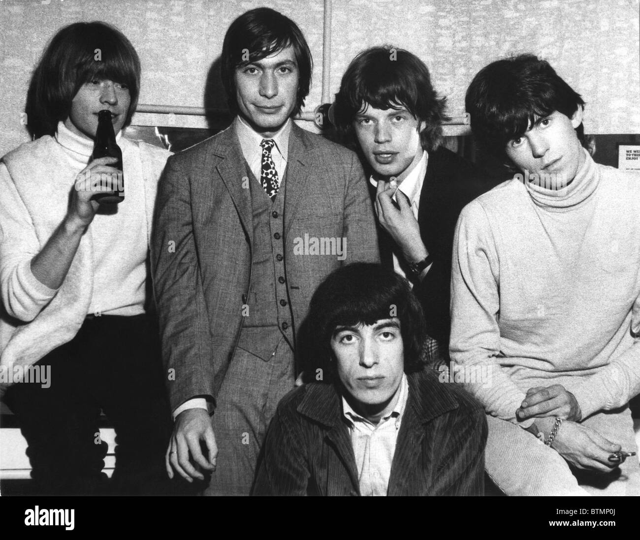 Les Rolling Stones dans leur dressing lors de leur tournée au royaume-uni 29/9/65 Brian Jones, Charlie Watts, Bill Wyman, Mick Jagger, Keith Richards 1965 coulisses Banque D'Images