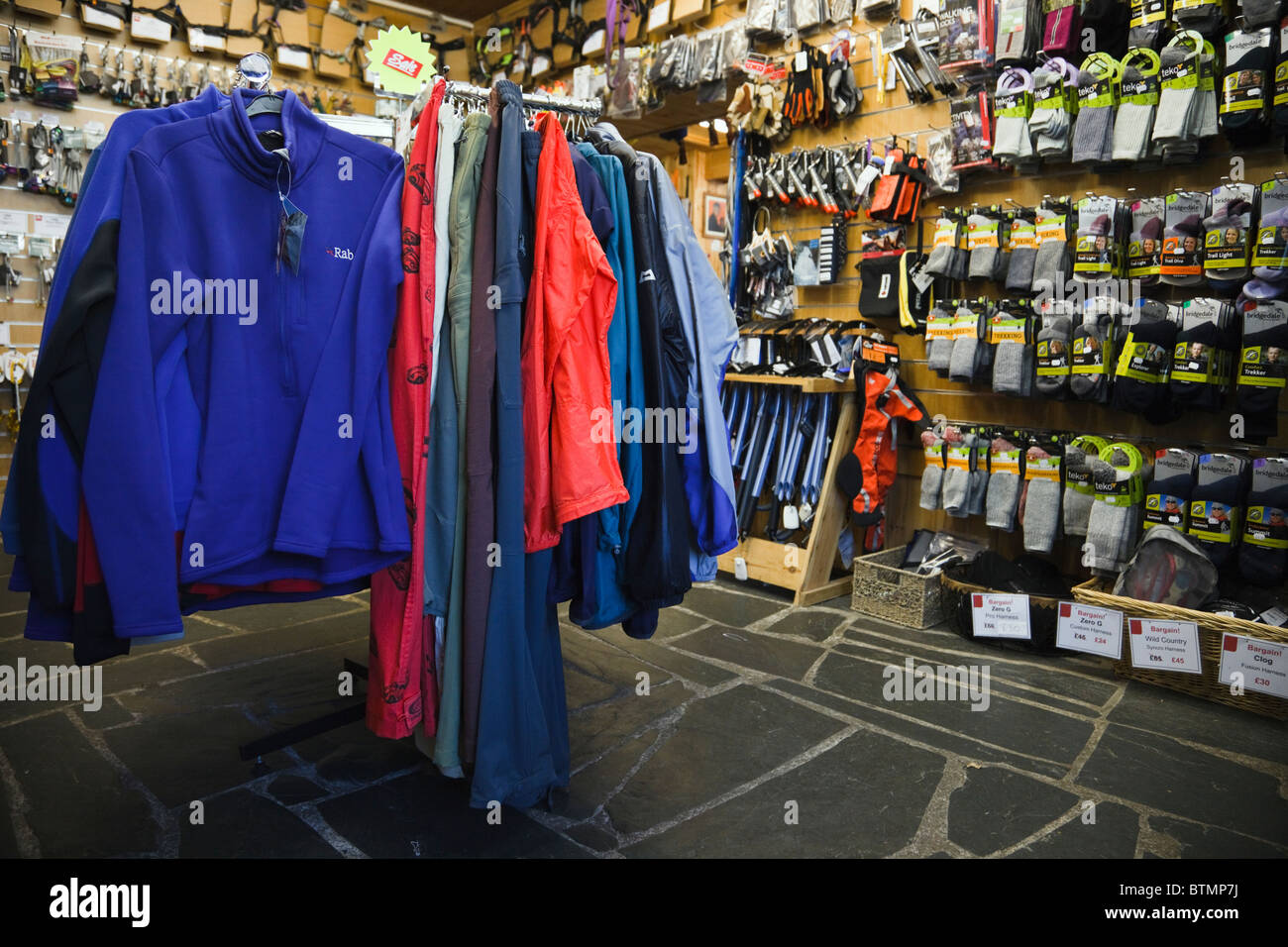 Le Royaume-Uni, l'Europe. À l'intérieur d'une boutique d'équipement de  plein air qui vendent des vêtements et matériel d'escalade Photo Stock -  Alamy