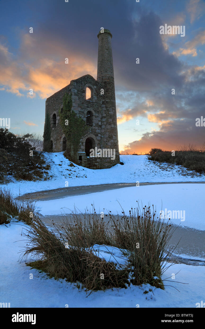 Le Cornish Engine House sur United vers le bas est capturé au coucher du soleil après une importante chute de neige Banque D'Images