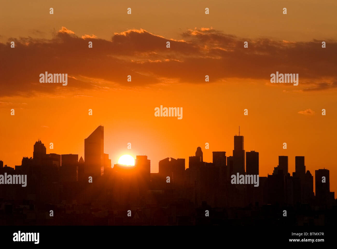 Skyline de Manhattan avec la Citicorp Center, au coucher du soleil, la ville de New York. Banque D'Images