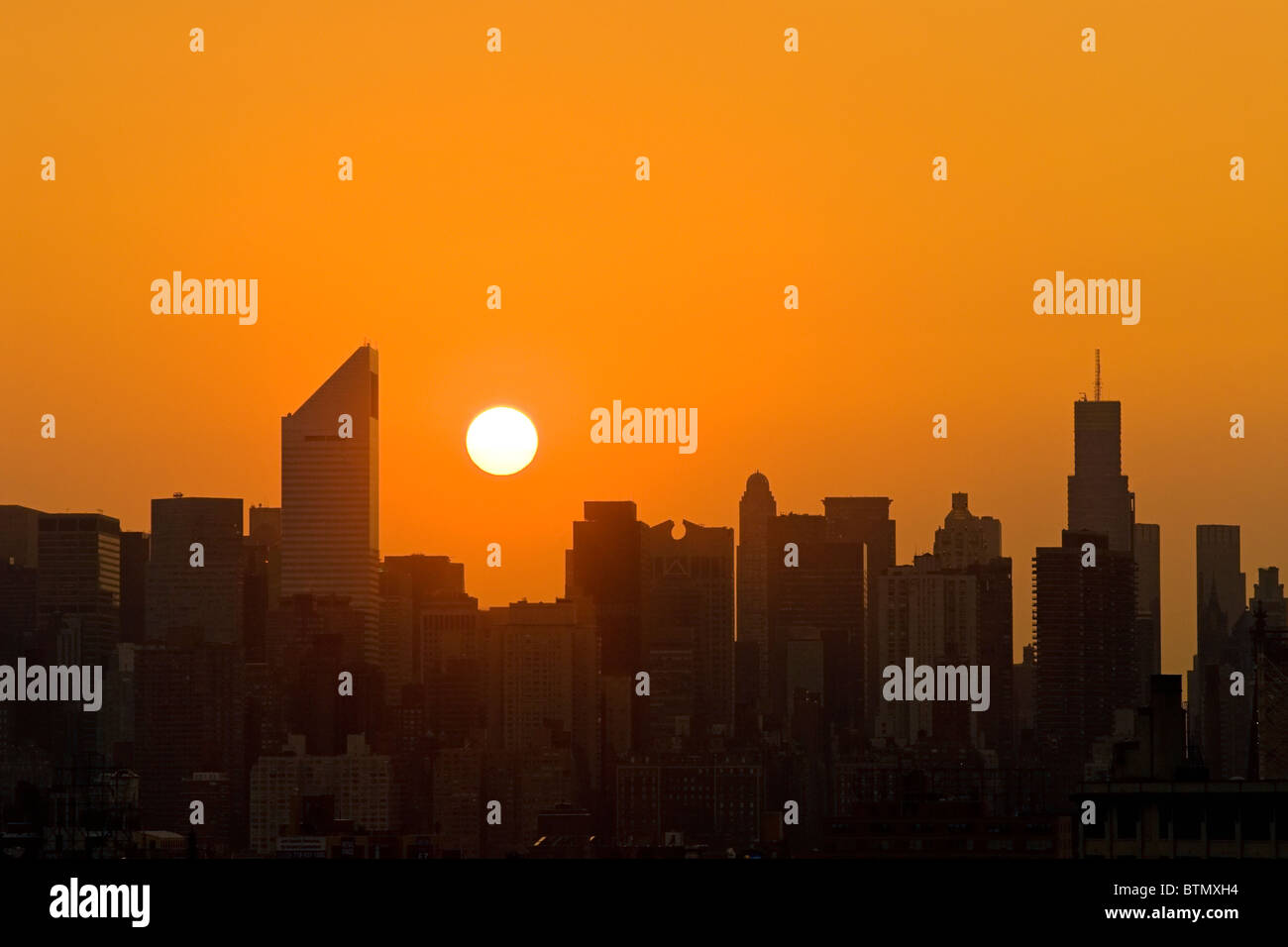 Skyline de Manhattan avec la Citicorp Center, au coucher du soleil, la ville de New York. Banque D'Images