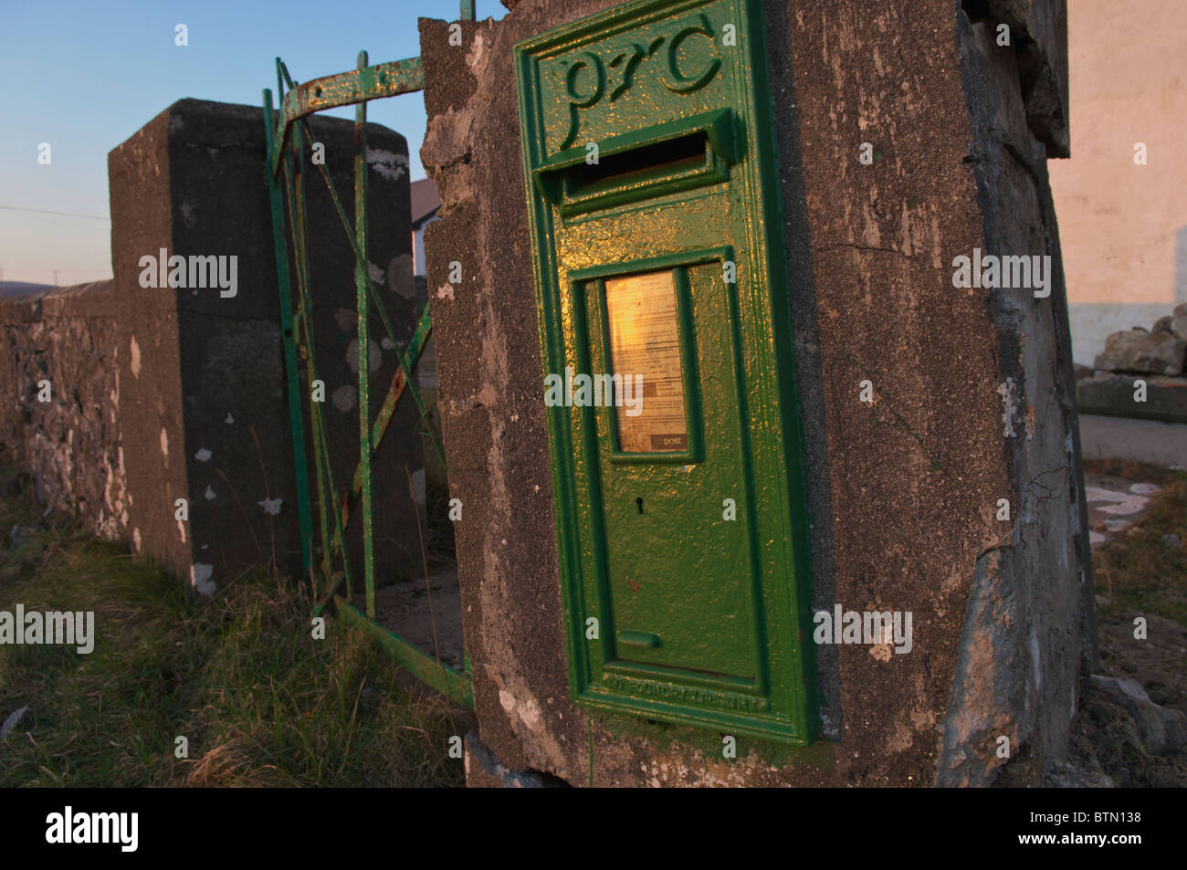 Un vieux irlandais An Post post box en mur de pierre pilier dans Erris, Comté de Mayo, Irlande Banque D'Images