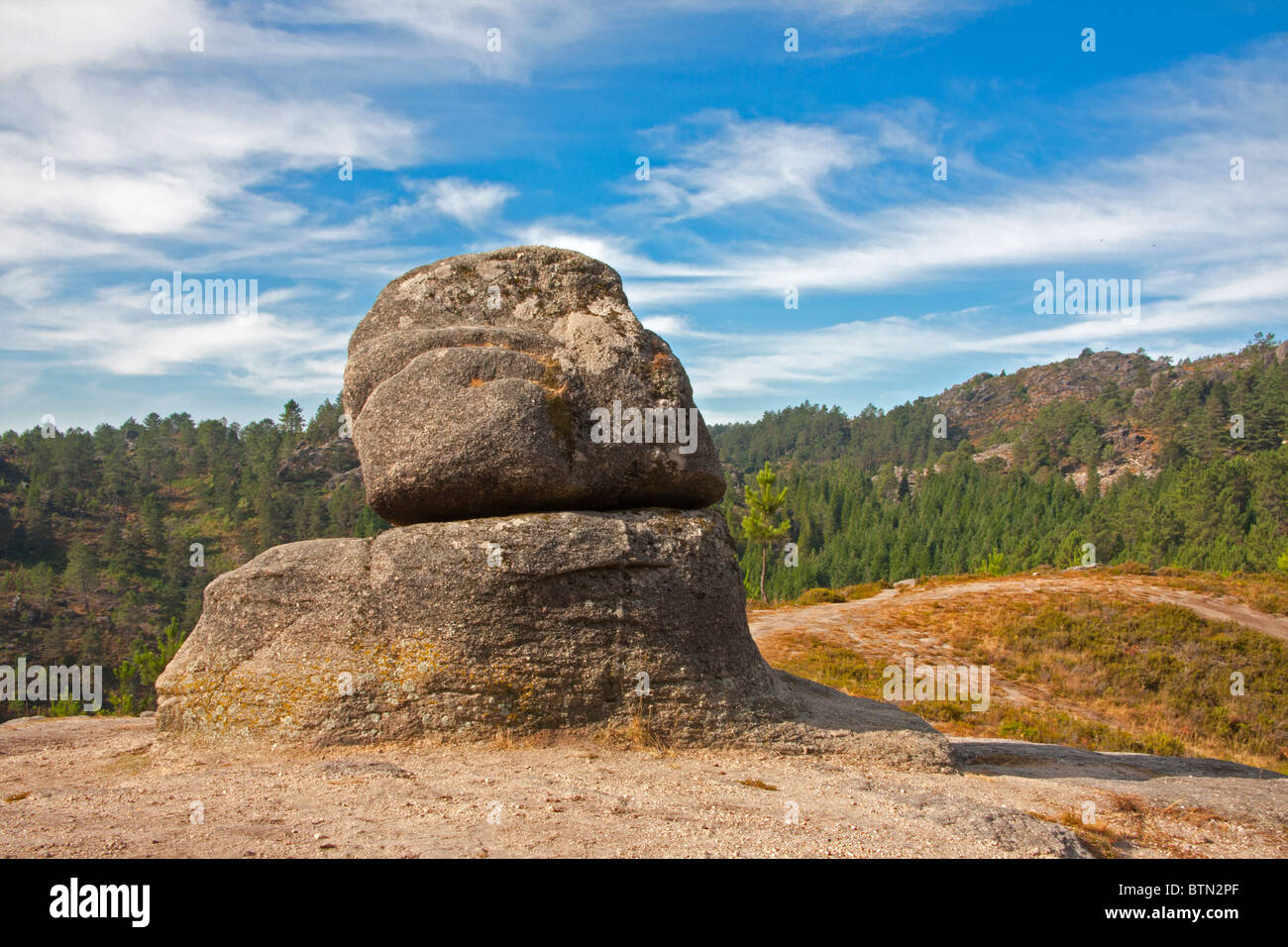 Rocher perdu au milieu de la Serra do Gerês au Portugal qui ressemble à un sphinx de l'Egypte ancienne. Banque D'Images