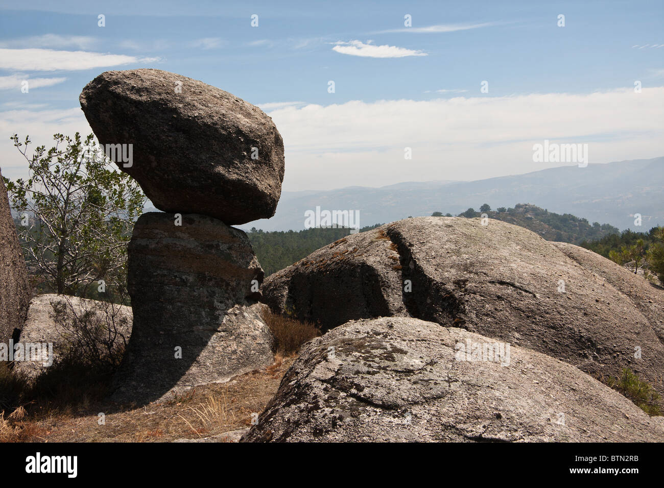 Rocher perdu au milieu de la Serra do Gerês au Portugal qui ressemble à un étranger. Banque D'Images