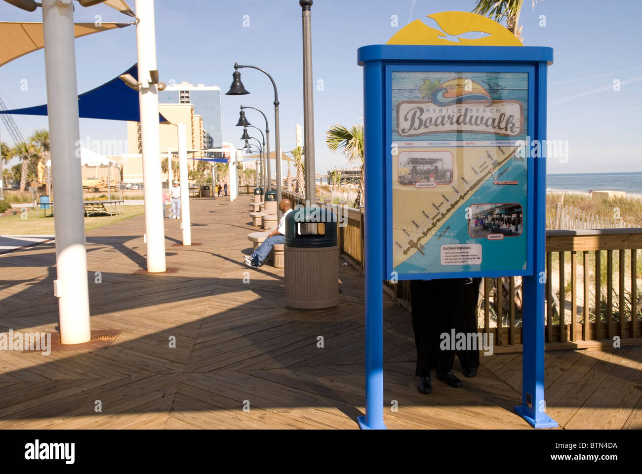 Nouvelle promenade en bois avec panneau informatif à Myrtle Beach, Caroline du Sud, États-Unis. Banque D'Images