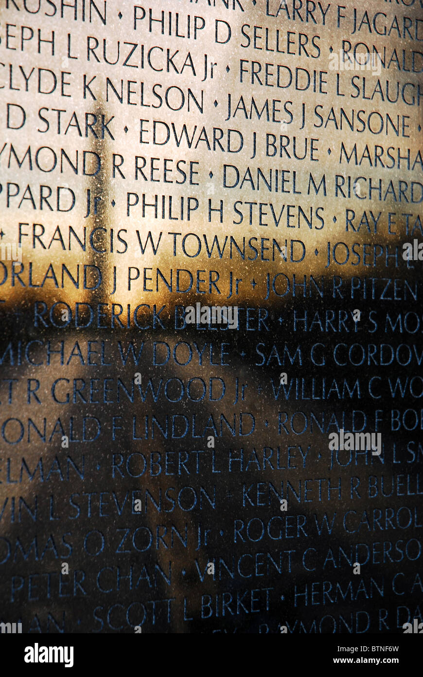 Le Washington Monument se reflète dans la Pierre Noire de la Vietnam Veterans Memorial. Banque D'Images