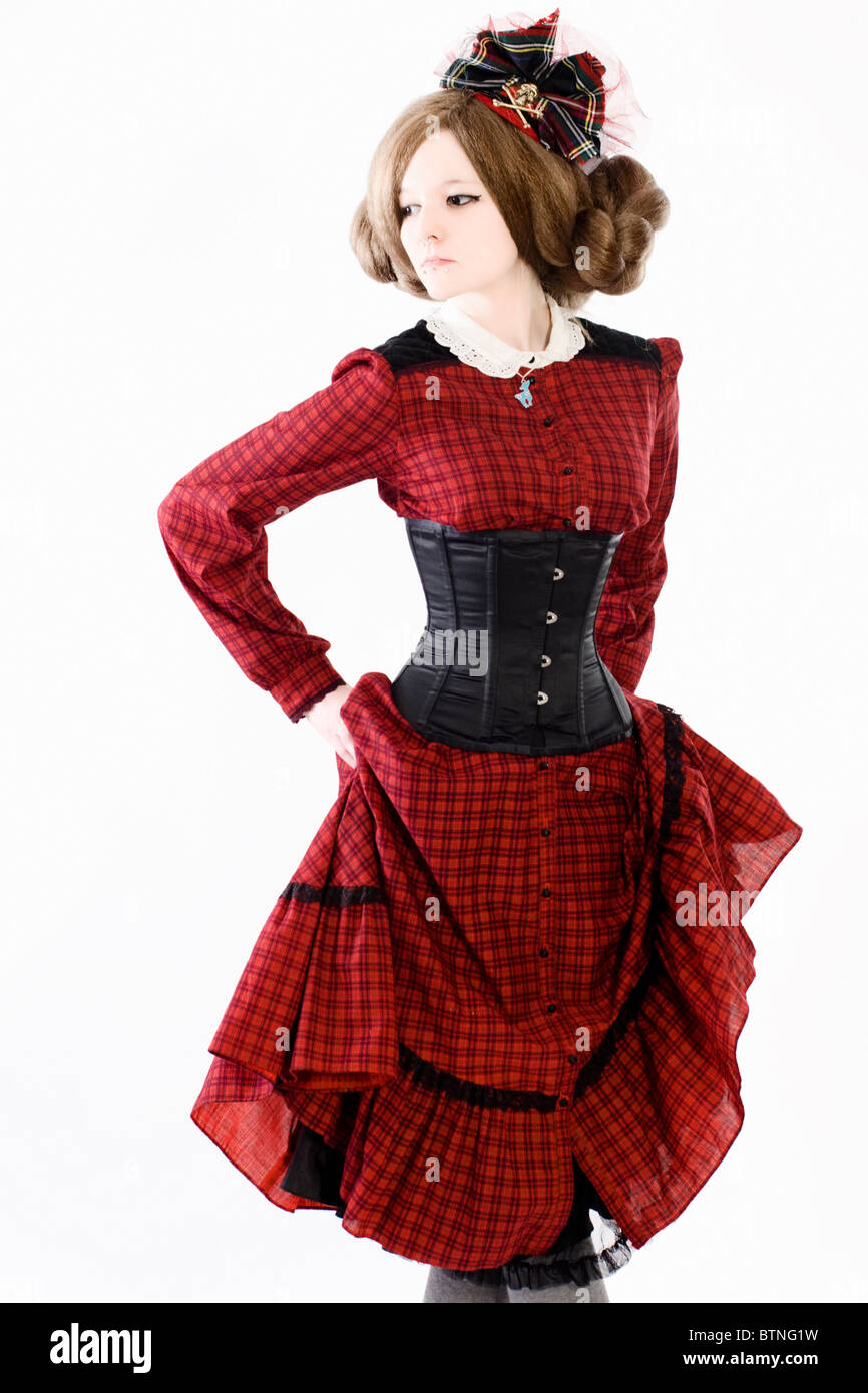 Une jeune femme portant une tunique vintage robe de style victorien. Banque D'Images