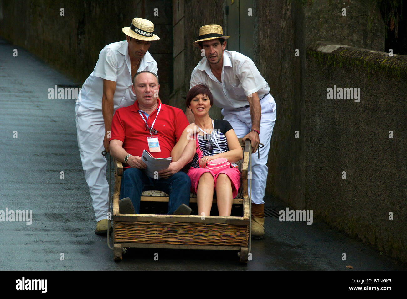 Couple poussés en luge d'osier Monte Funchal Madeira Portugal Banque D'Images