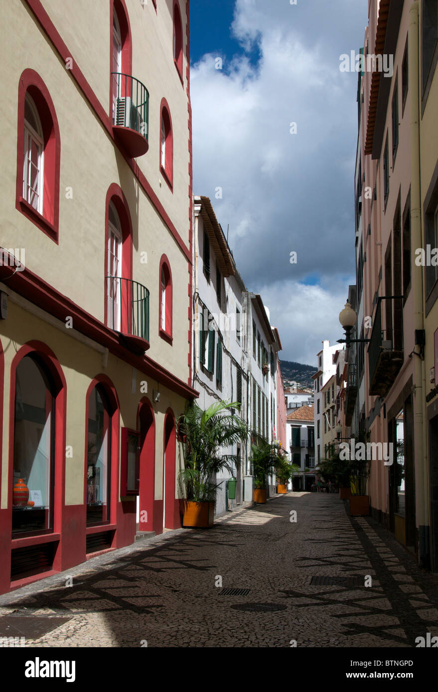 Rue commerçante étroite Funchal Madeira Portugal Banque D'Images
