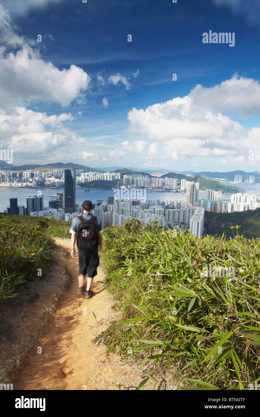 Homme randonnée sur sentier à travers collines derrière Quarry Bay, Hong Kong, Chine Banque D'Images