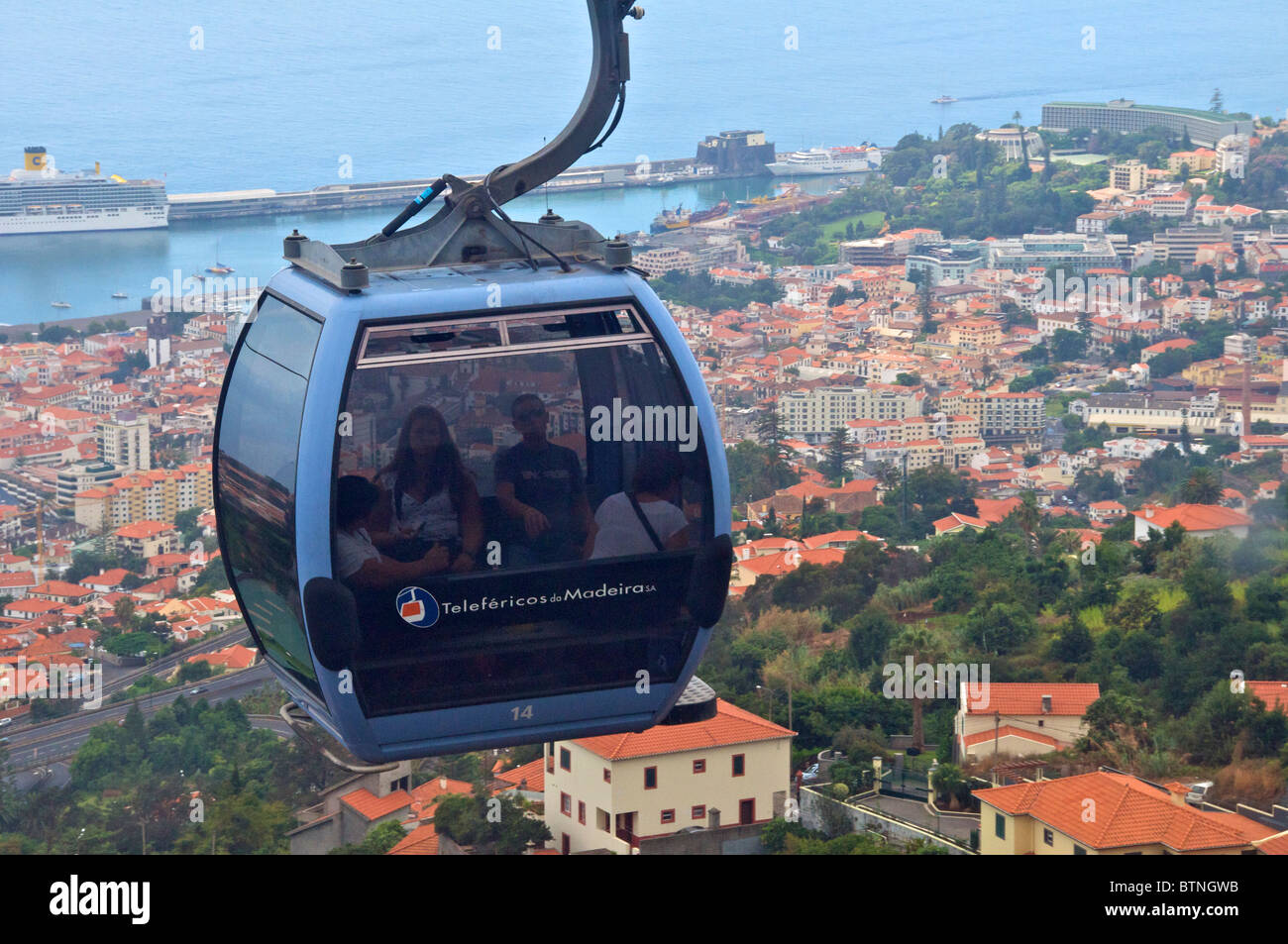 Passagers en prenant la télécabine de téléphérique de Funchal à Madère Portugal Monte Banque D'Images
