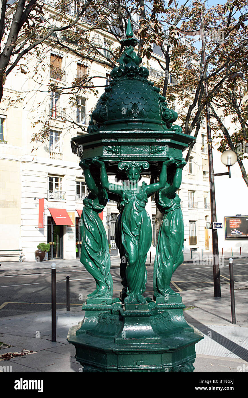 Paris, fontaine Wallace à la Place St Sulpice Banque D'Images