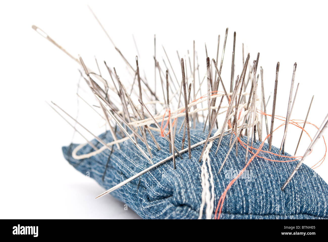 Pincushion avec beaucoup d'aiguilles Banque D'Images
