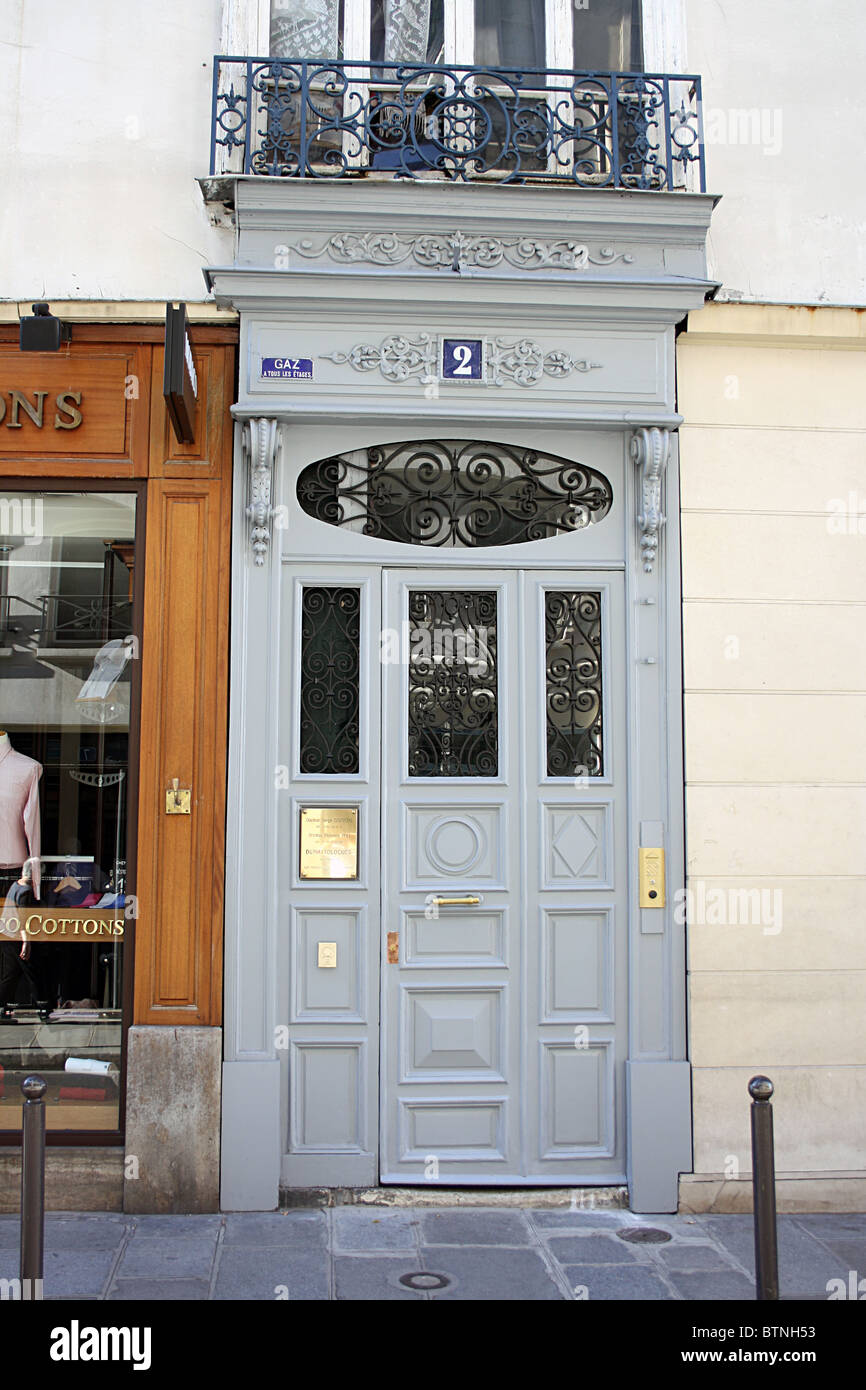Paris, France, porte de n° 2 rue du Cherche-Midi. Banque D'Images