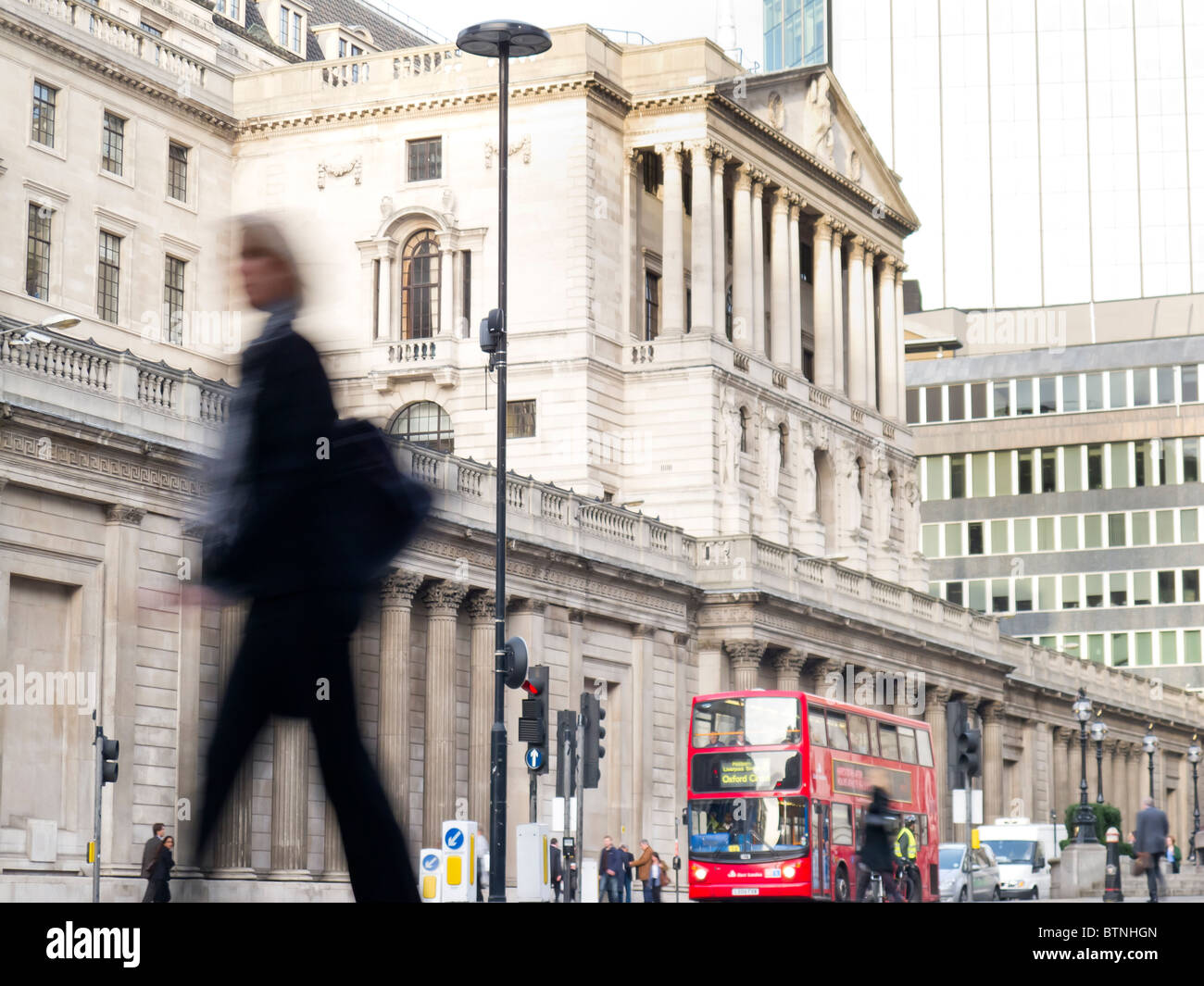 Motion Blur femme d'affaires à l'extérieur de la Banque d'Angleterre, Ville de London Banque D'Images