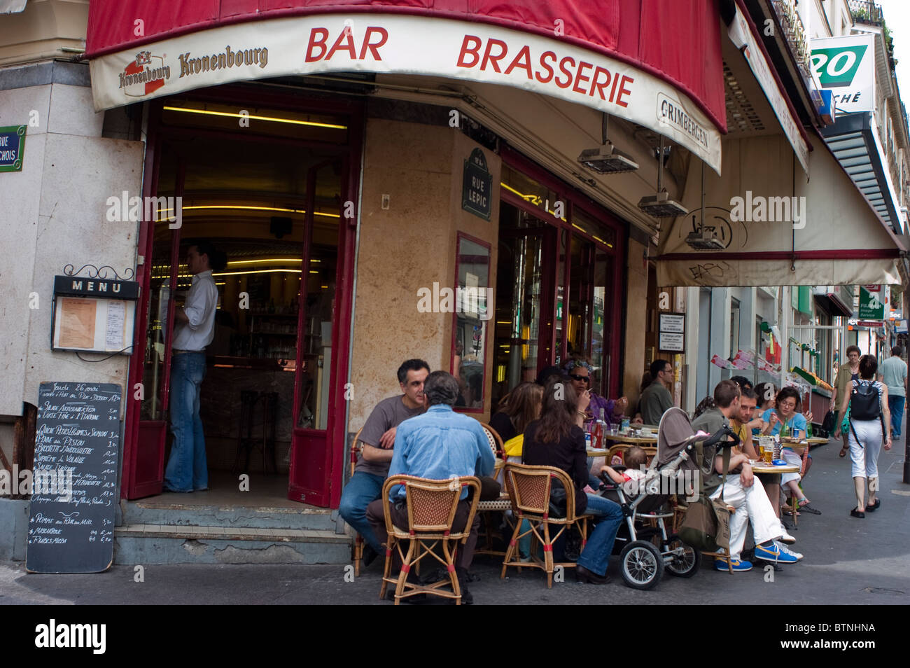 Paris, France, scène de rue, partage de boissons, scène de café de rue parisienne, quartier de Montmartre, terrasse du trottoir du café des 2 moulins, vue sur le café de paris Banque D'Images