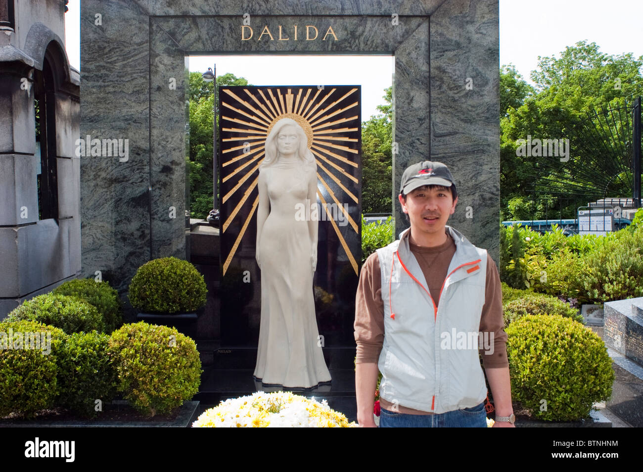 Paris, France, Europe Chinese Tourist posant, Cimetière de Montmartre, Statue de Dalida, Singer Tomb. Divers voyageurs Banque D'Images