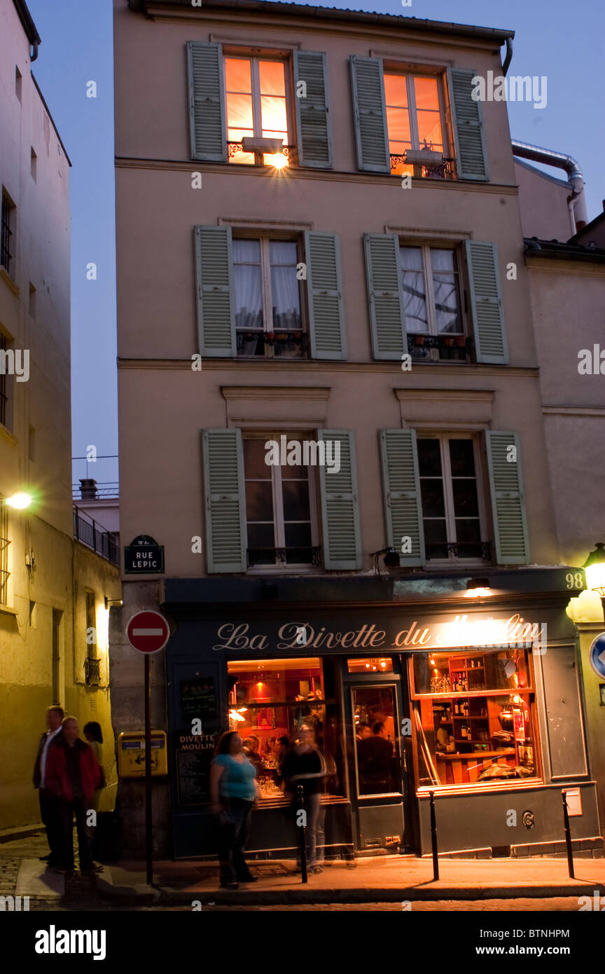 Paris, France, Street Scene, People Shopping quartier Montmartre, face au magasin, nuit, ancien bâtiment Banque D'Images
