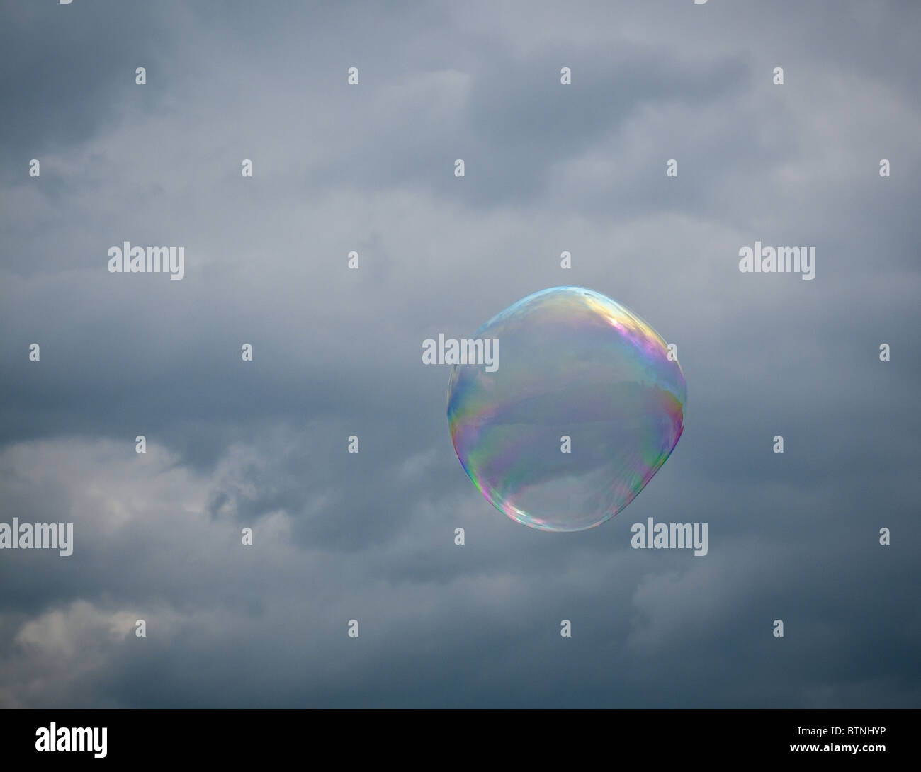 Soap Bubble floating contre un ciel orageux et nuageux Banque D'Images