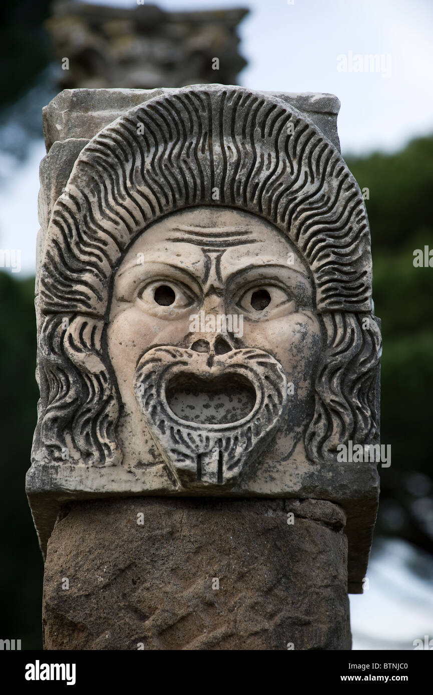 Masque en pierre dans le théâtre antique. Ostia Antica, Rome, Italie Banque D'Images