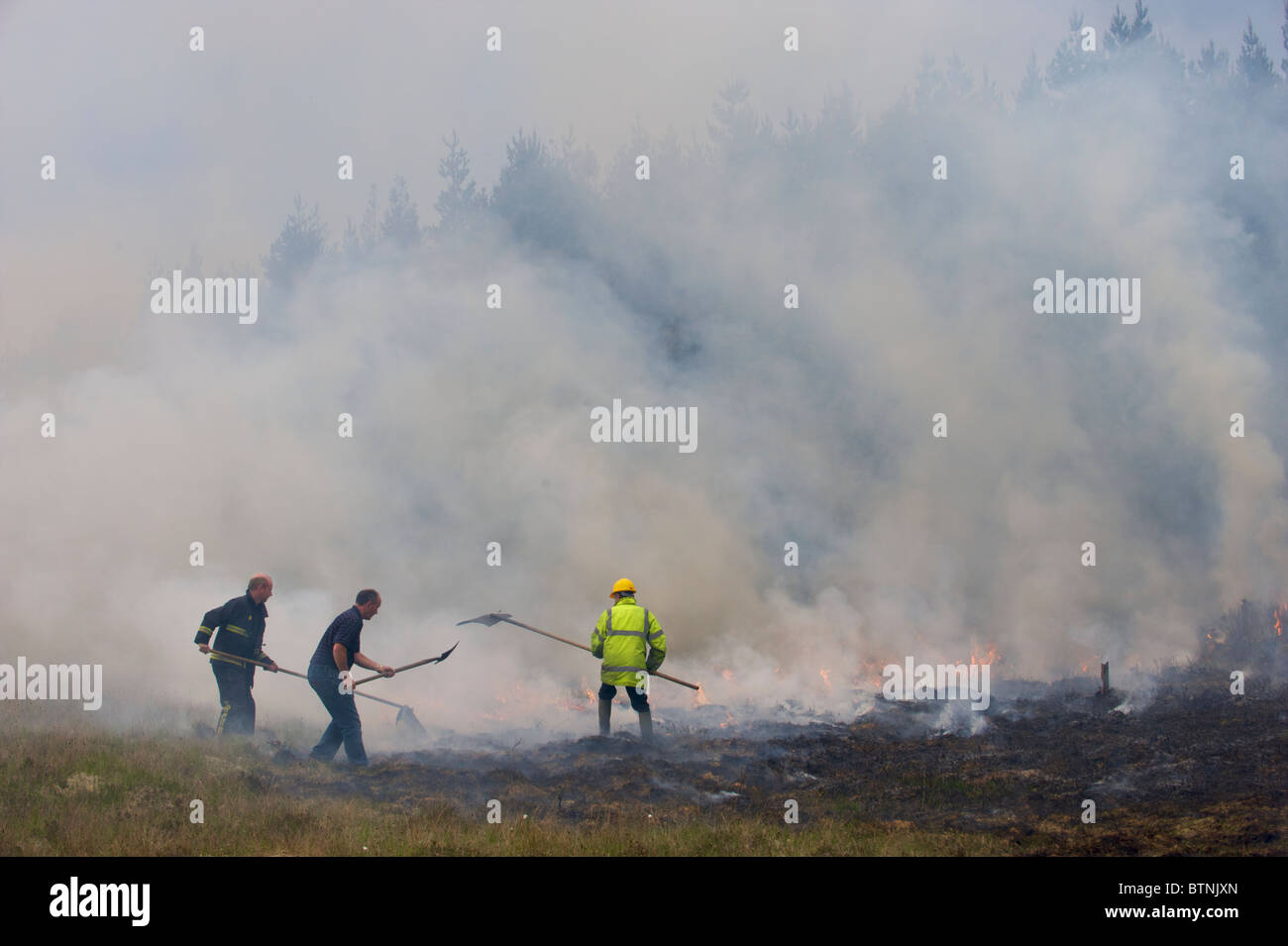 Les pompiers luttant contre un incendie de forêt dans la région de Mayo, Irlande Banque D'Images