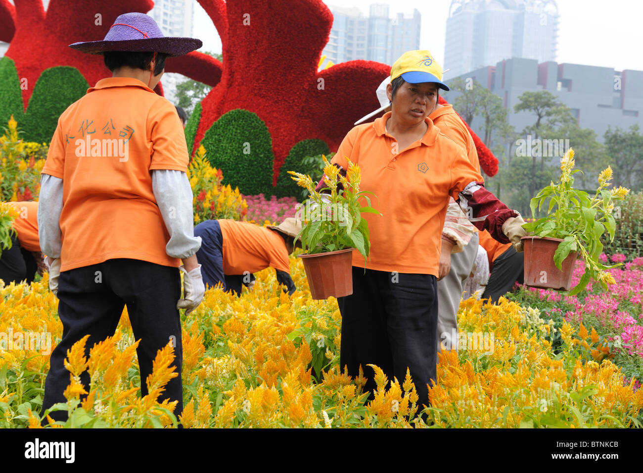 Les jardiniers chinois femme se préparer à la cérémonie d'ouverture des Jeux Asiatiques de Guangzhou Banque D'Images