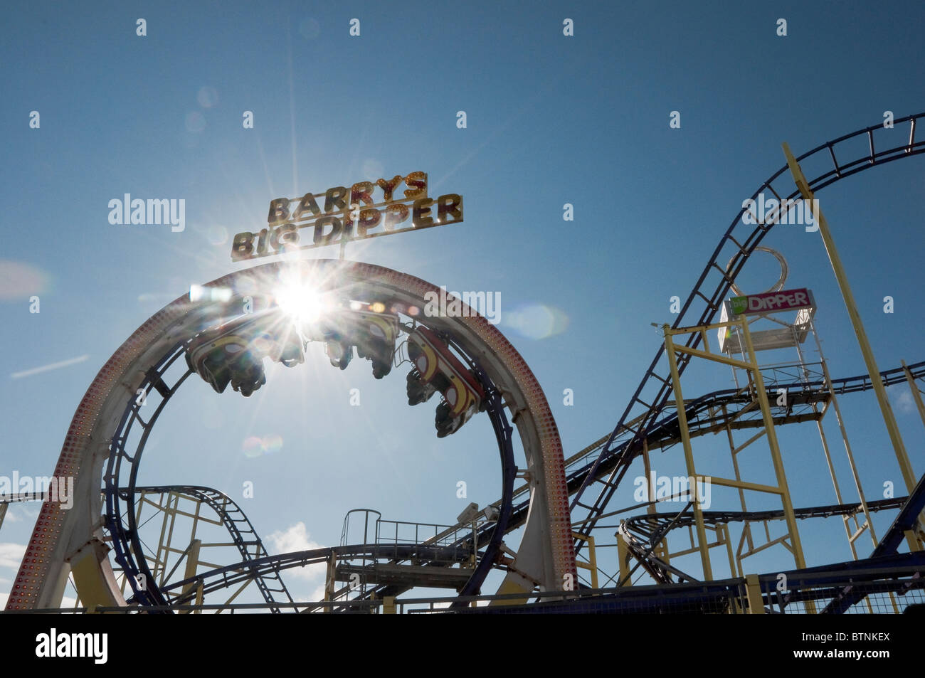 Roller Coaster de boucle avec Port, Rush, l'Irlande du Nord Banque D'Images