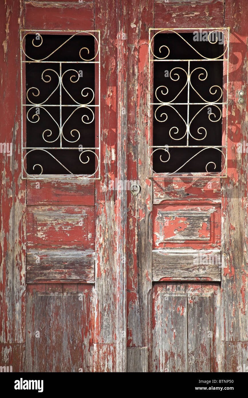 Weathered Wood rouge porte rustique avec de la Peinture Banque D'Images