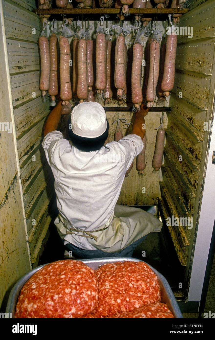 L'homme français, employé, ouvrier, séchage de saucisse de porc, saucisse bouilloire, charcuterie de Latour, ville de Lyon, Rhône-Alpes, France Banque D'Images