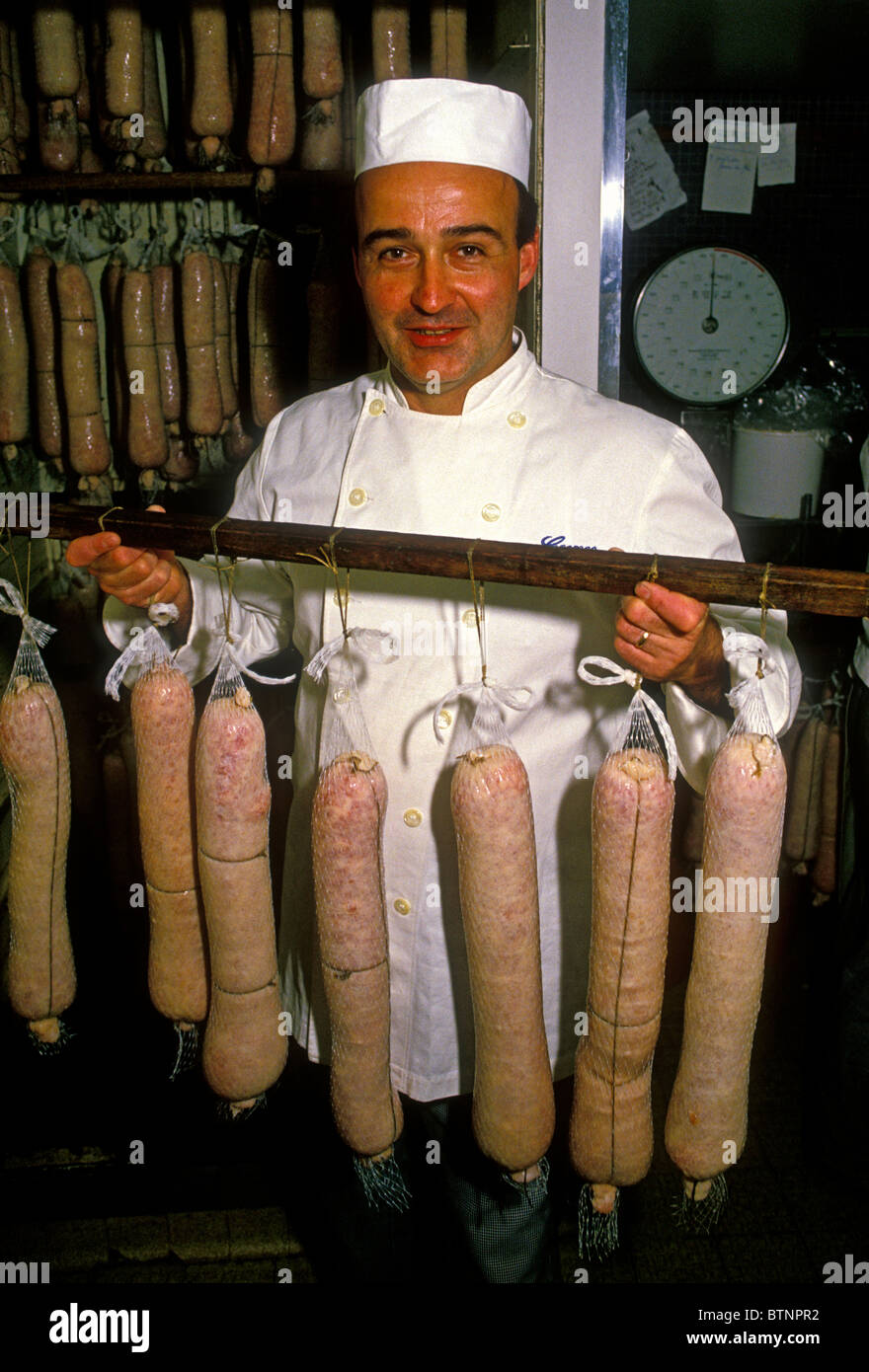 Georges de Latour, faisant de saucisse de porc, saucisse de porc, séchage, Charcutier, boucher charcutier, charcuterie, charcuterie de Latour, Lyon, France Banque D'Images