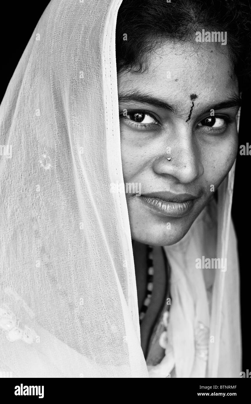 Jeune femme indienne dans un voile blanc portrait. Monochrome Banque D'Images