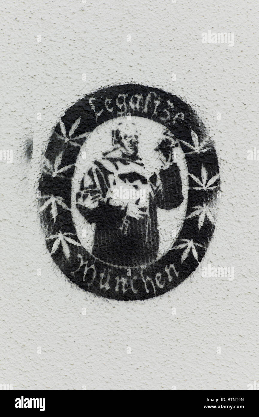 Stencil / Fanciscaner Graffiti montrant le moine avec les mots légaliser & Munich sur un mur lumineux à Schwabing, Munich Banque D'Images