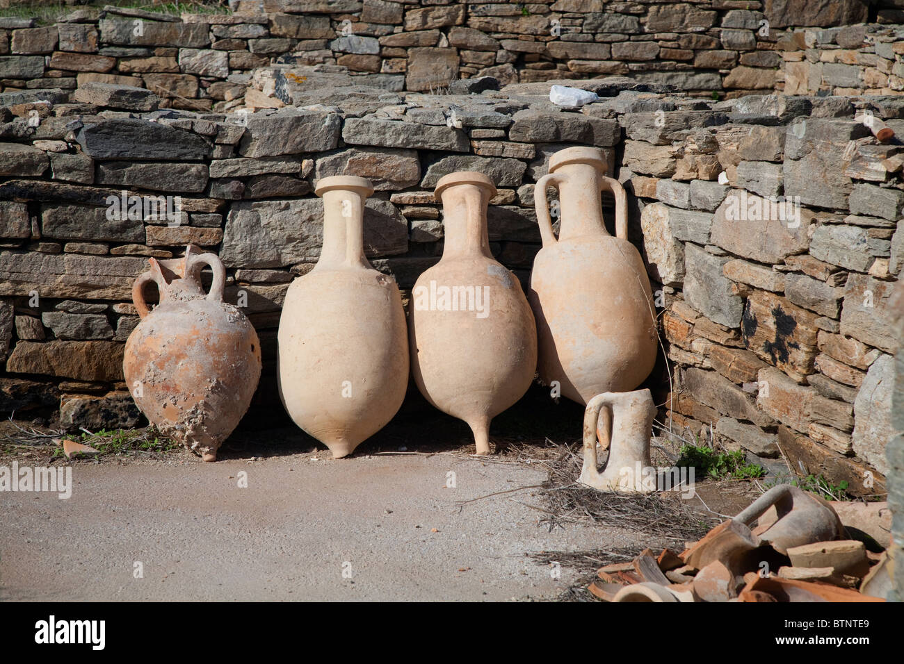 Poterie ancienne amphore de vin trouvés dans les ruines sur l'île de Délos, en Grèce. Banque D'Images