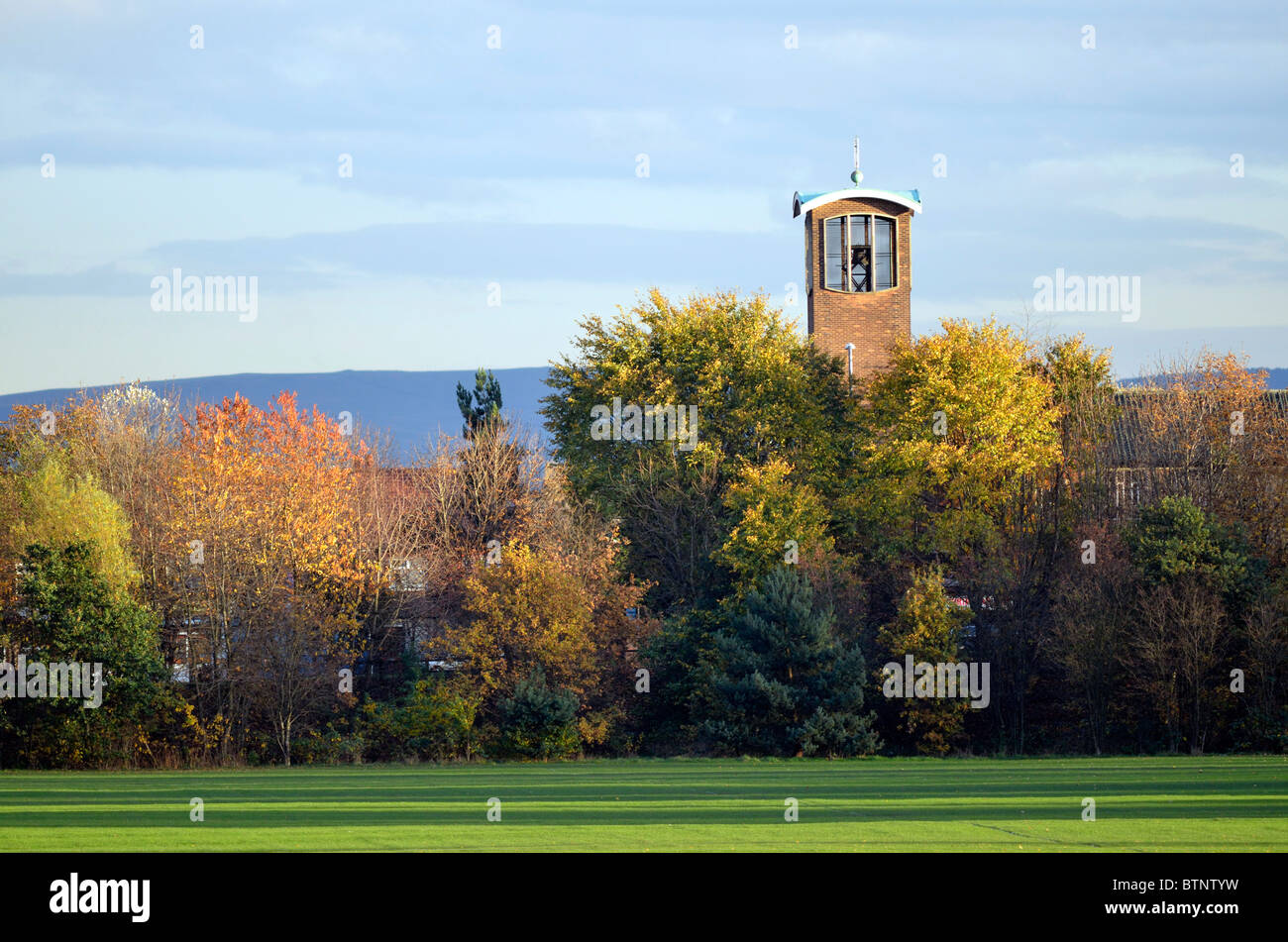 Berndette st's r.c. church tower, Withington, Manchester, avec pennines à l'arrière-plan Banque D'Images