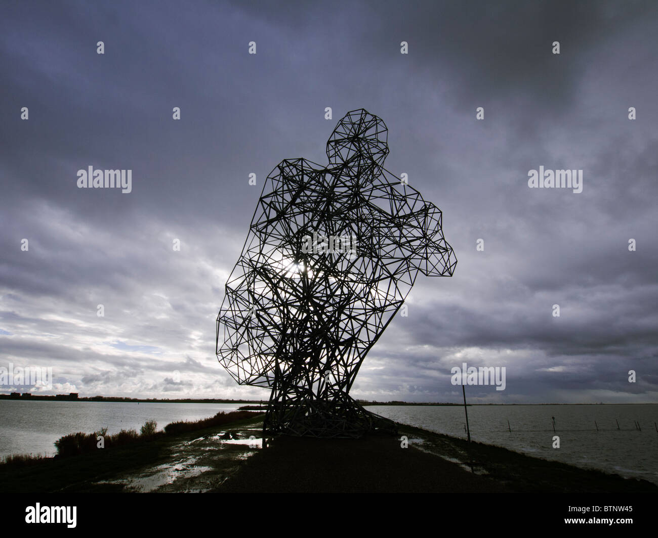 Antony Gormley sculpture intitulée la nouvelle exposition sur la digue de mer à Lelystad aux Pays-Bas Banque D'Images