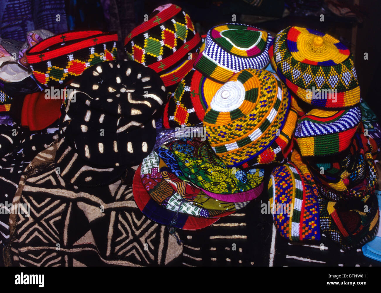 Ouagadougou, Burkina Faso. Chapeaux pour l'Afrique de la vente. SIAO (Salon International de l'artisanat de Ouagadougou). Banque D'Images