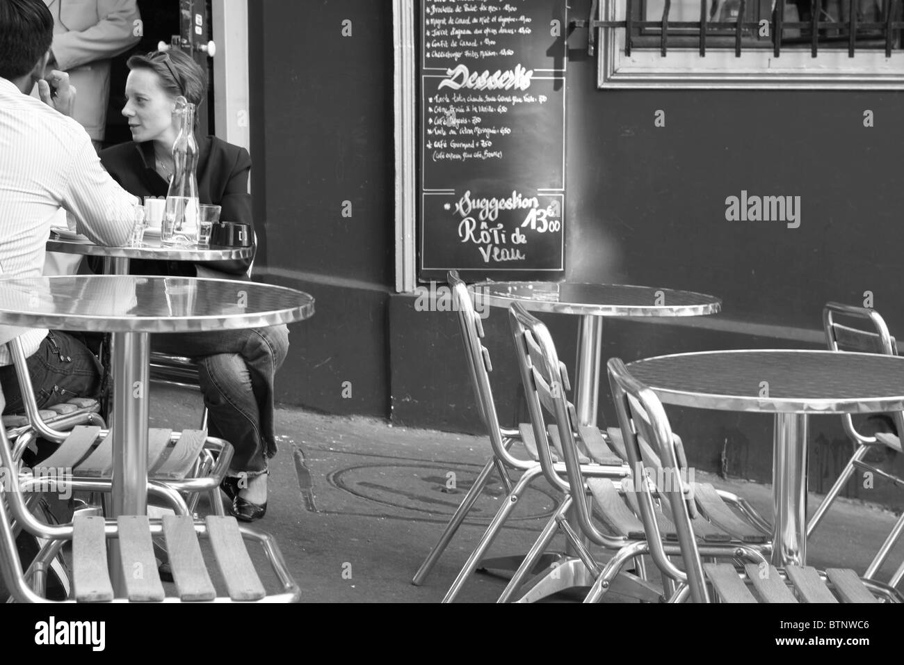 Femme assise terrasse café Banque d'images noir et blanc - Alamy