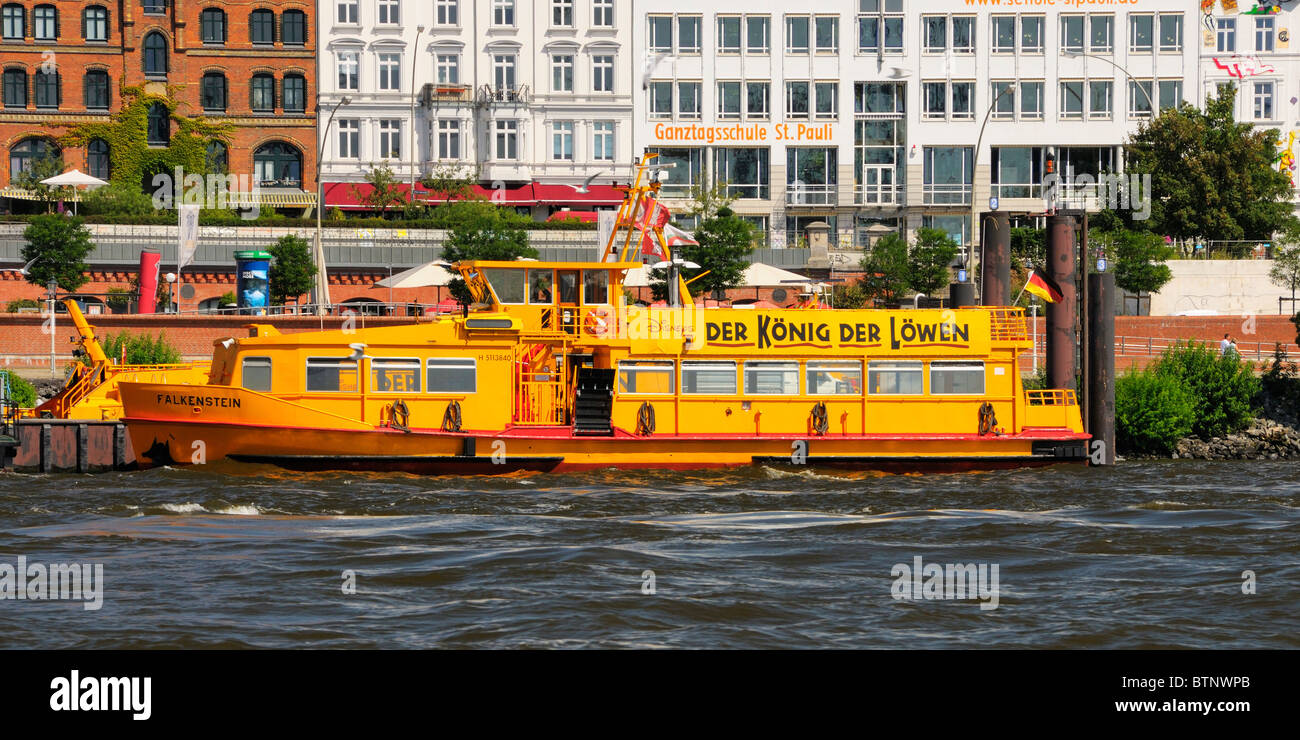 Les traversiers à passagers jaune utilisé pour transporter les clients du 'Roi Lion' musical au théâtre du port de Hambourg, en Allemagne. Banque D'Images