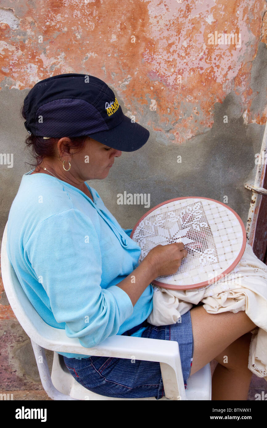 Une femme assise cubain de broder une nappe Banque D'Images