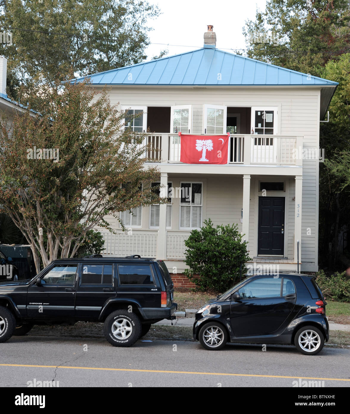 Drapeau rouge partisan d'accueil de la citadelle, Homecoming match de football Banque D'Images