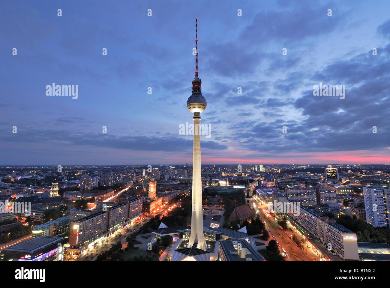 Berlin. L'Allemagne. Crépuscule sur les toits de Berlin avec Fernsehturm (tour de télévision) l'Alexanderplatz. Banque D'Images