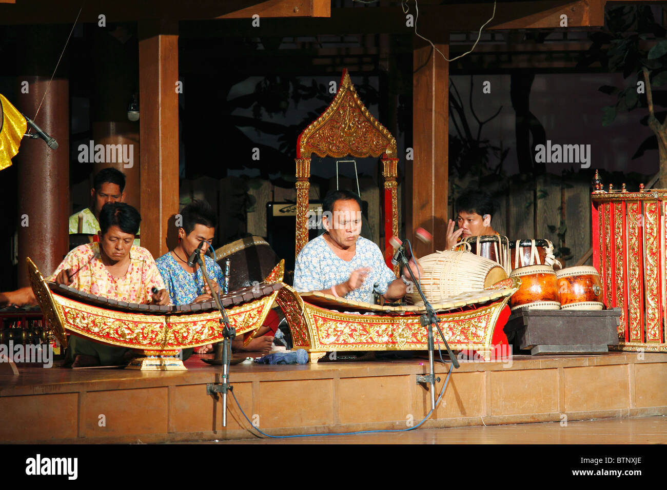 Traditional thai music band playing Banque de photographies et d'images à  haute résolution - Alamy